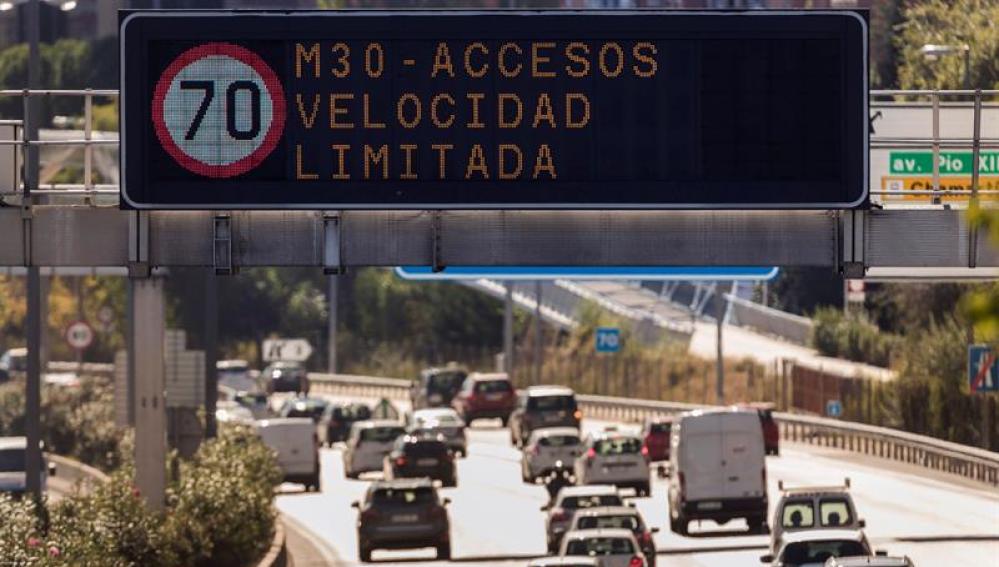 Un luminoso prohíbe la velocidad a más de 70 km/h en la vía de circunvalación de la M-30