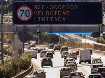 Un luminoso prohíbe la velocidad a más de 70 km/h en la vía de circunvalación de la M-30 Un luminoso prohíbe la velocidad a más de 70 km/h en la vía de circunvalación de la M-30