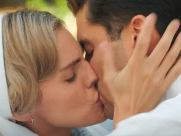 Julia se deshace con la confesión de amor de Fidel Julia se deshace con la confesión de amor de Fidel