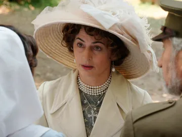 La reina Victoria Eugenia llega a Melilla con intenciones de llevarse a Carmen La reina Victoria Eugenia llega a Melilla con intenciones de llevarse a Carmen