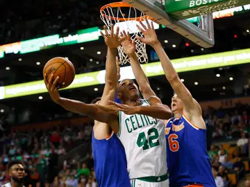 Horford intenta anotar ante la defensa de los Knicks Horford intenta anotar ante la defensa de los Knicks