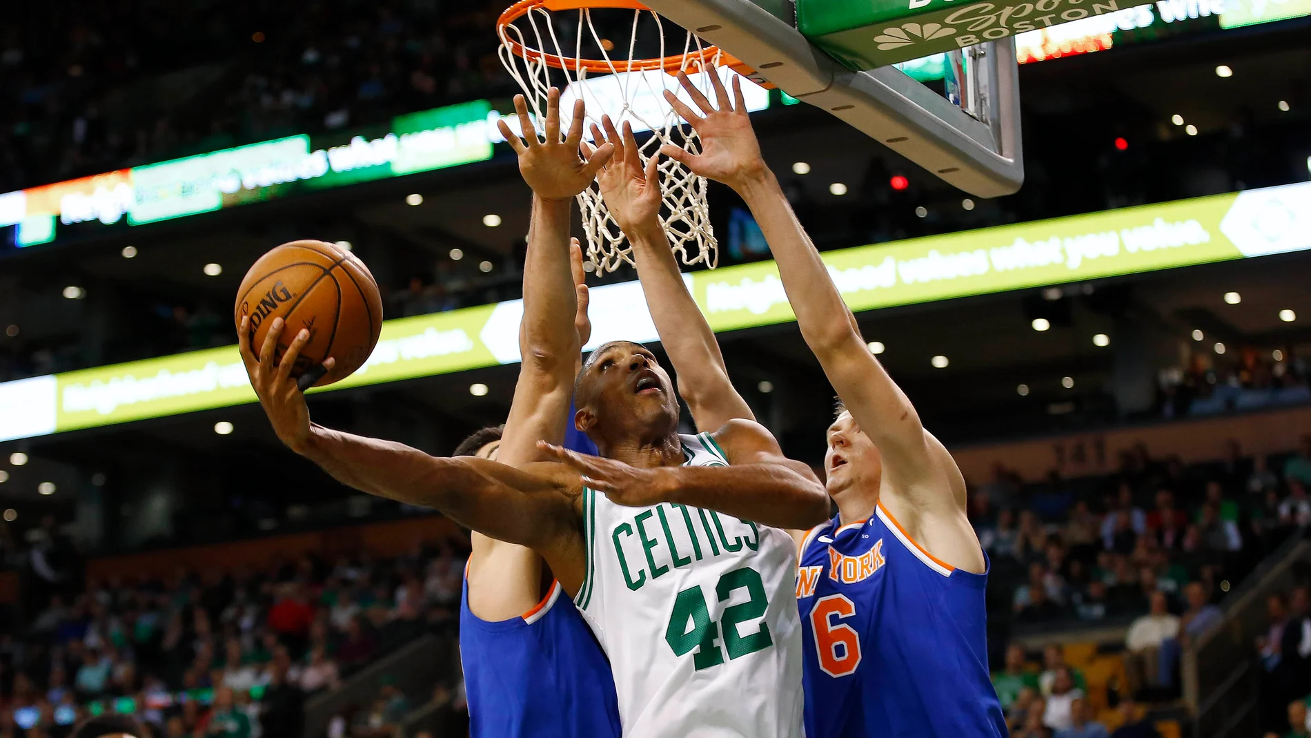 Horford intenta anotar ante la defensa de los Knicks Horford intenta anotar ante la defensa de los Knicks
