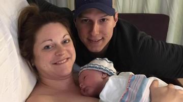 Hubley junto a su marido y su hijo tras dar a luz