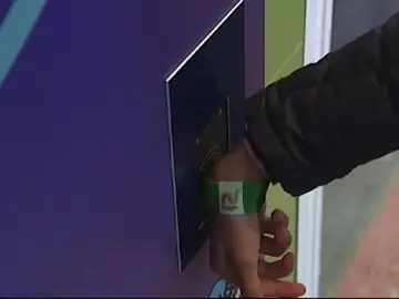 Los niños van solos al colegio y el centro informa a los padres cuando llegan por e-mail Los niños van solos al colegio y el centro informa a los padres cuando llegan por e-mail