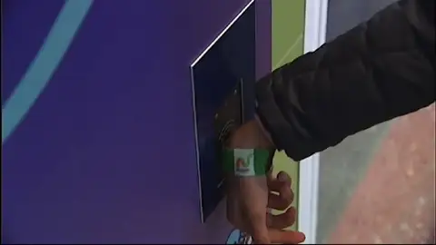 Los niños van solos al colegio y el centro informa a los padres cuando llegan por e-mail Los niños van solos al colegio y el centro informa a los padres cuando llegan por e-mail