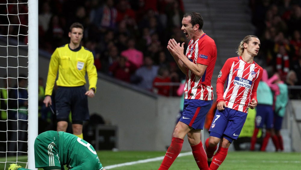 Godín y Griezmann lamentan una ocasión fallada