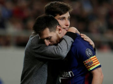Un aficionado abraza a Leo Messi durante el Olympiacos - Barcelona