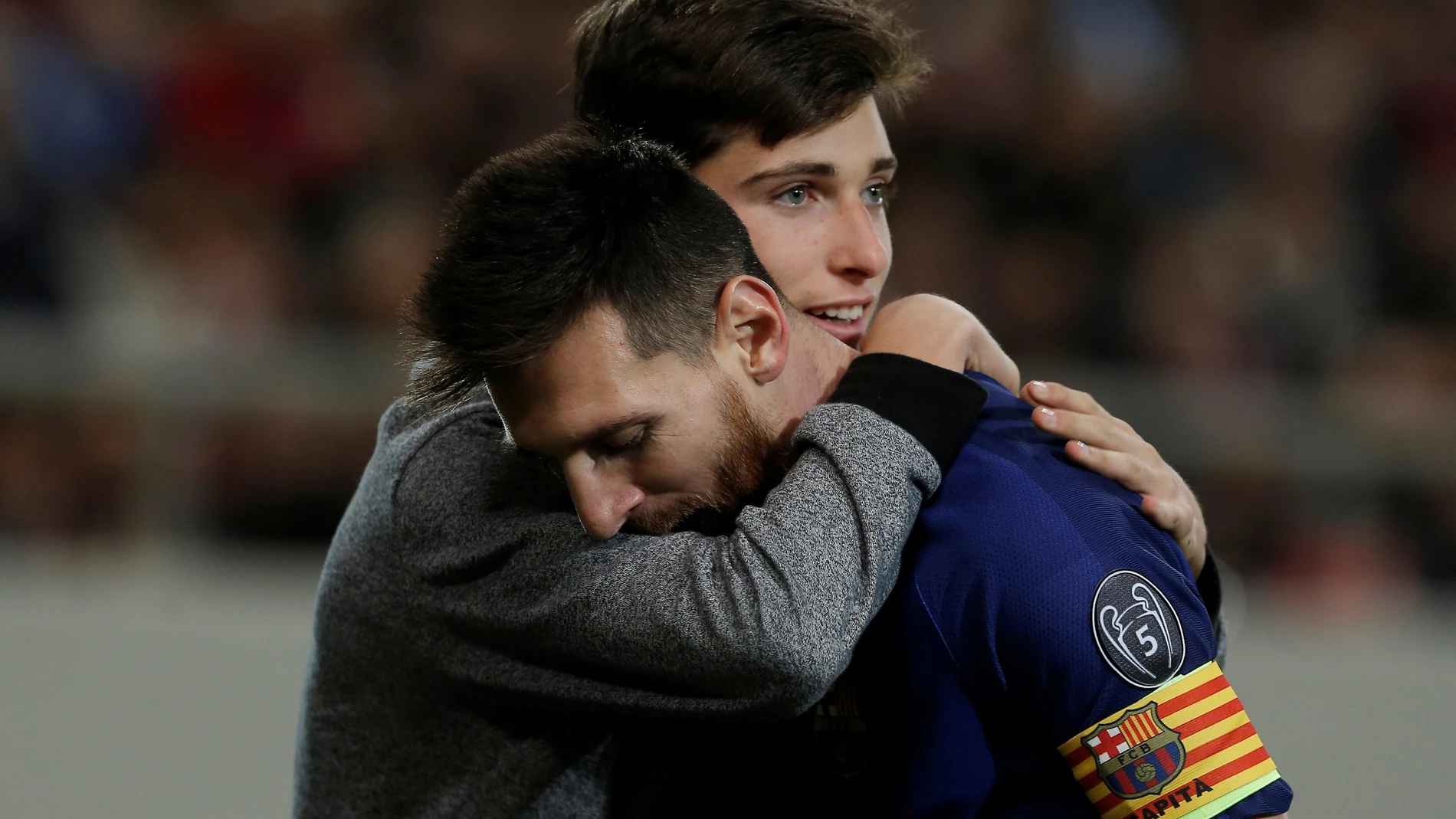 Un aficionado abraza a Leo Messi durante el Olympiacos - Barcelona
