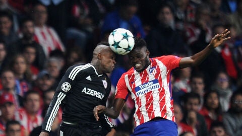 Thomas pelea un bal&oacute;n en el partido ante el Qarabag
