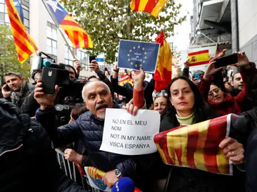 Reciben con gritos de 'viva España' a Puigdemont Reciben con gritos de 'viva España' a Puigdemont