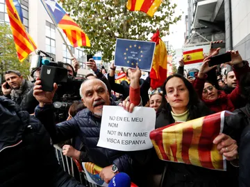Reciben con gritos de 'viva España' a Puigdemont Reciben con gritos de 'viva España' a Puigdemont