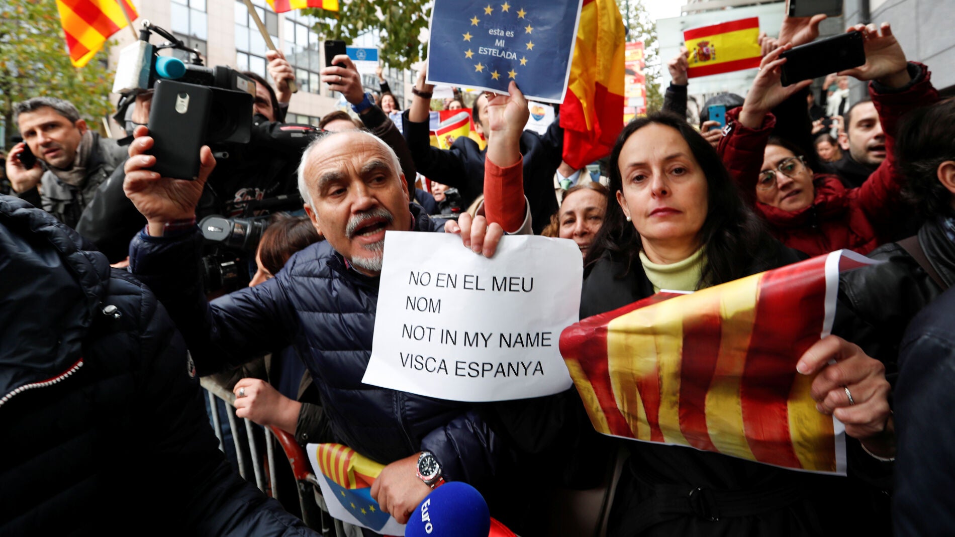 Reciben con gritos de 'viva Espa&ntilde;a' a Puigdemont