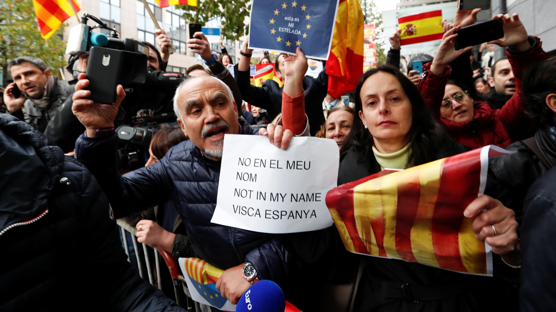 Reciben con gritos de 'viva España' a Puigdemont Reciben con gritos de 'viva España' a Puigdemont