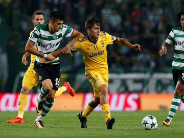 Dybala intenta avanzar ante la defensa del Sporting Dybala intenta avanzar ante la defensa del Sporting