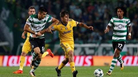 Dybala intenta avanzar ante la defensa del Sporting