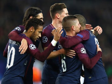 Los jugadores del PSG se abrazan para celebrar un gol