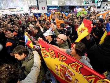 Manifestantes en la Estación de Sants de Barcelona
