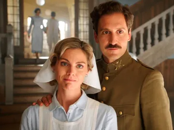 Julia y Andrés despiden a Pedro que parte rumbo a una nueva vida Julia y Andrés despiden a Pedro que parte rumbo a una nueva vida