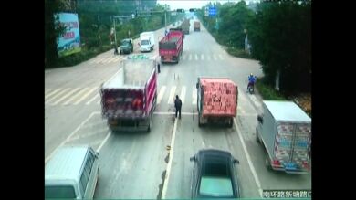 Un motorista sale ileso después de ser atropellado por un camión en la carretera