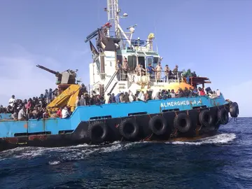 Guardacostas libios trasladaron al puerto de Misrata, en el norte de pais, a un grupo de personas de distintas nacionalidades Guardacostas libios trasladaron al puerto de Misrata, en el norte de pais, a un grupo de personas de distintas nacionalidades