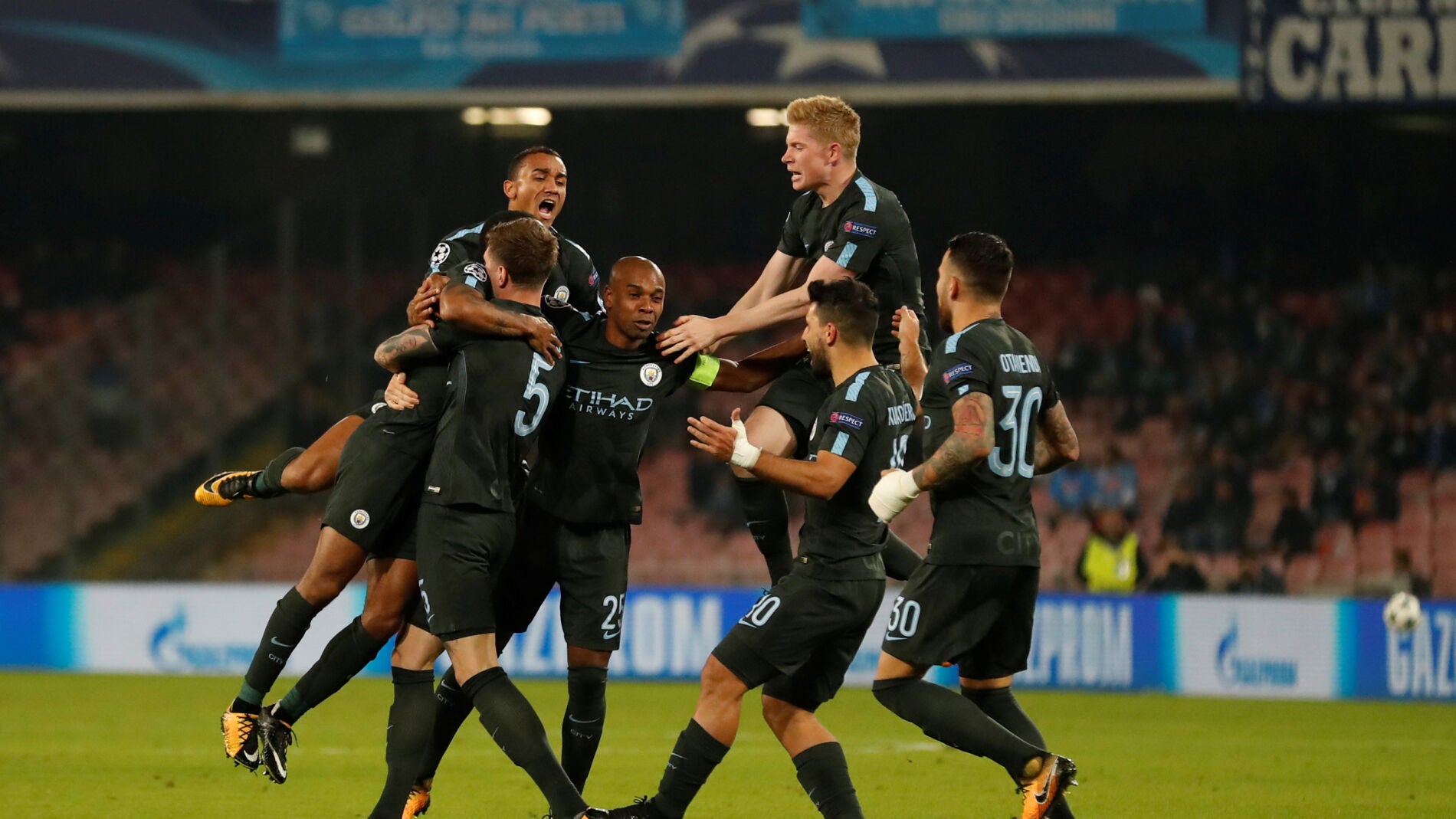 Los jugadores del Manchester City celebran el gol de la victoria ante el N&aacute;poles
