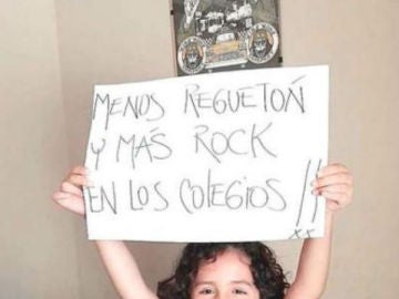 "Menos reguetón y más rock", el cartel de un niño que causa furor