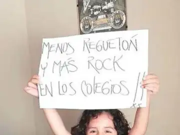 "Menos reguetón y más rock", el cartel de un niño que causa furor "Menos reguetón y más rock", el cartel de un niño que causa furor