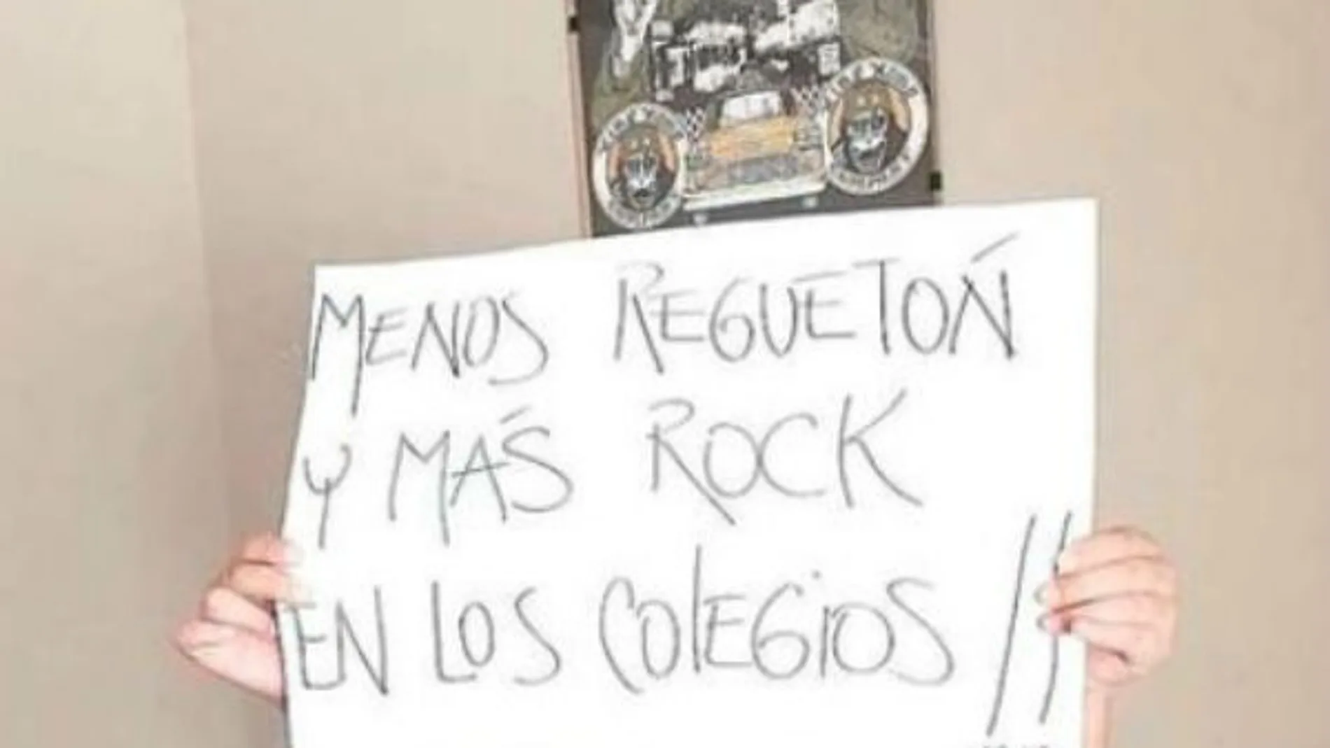 "Menos reguetón y más rock", el cartel de un niño que causa furor "Menos reguetón y más rock", el cartel de un niño que causa furor