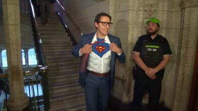 Justin Trudeau sorprendió a todos con disfraz de Clark Kent