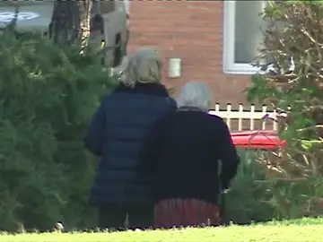 Dos personas mueren y tres están hospitalizadas a causa de un brote de legionela en una localidad de Barcelona Dos personas mueren y tres están hospitalizadas a causa de un brote de legionela en una localidad de Barcelona