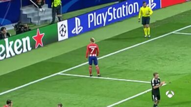 Antoine Griezmann se encara con la grada del Wanda tras los pitos a Gameiro