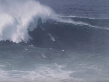 Un surfista en una ola gigante en Nazaré