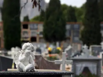 Detalle de una tumba del cementerio de Alicante Detalle de una tumba del cementerio de Alicante