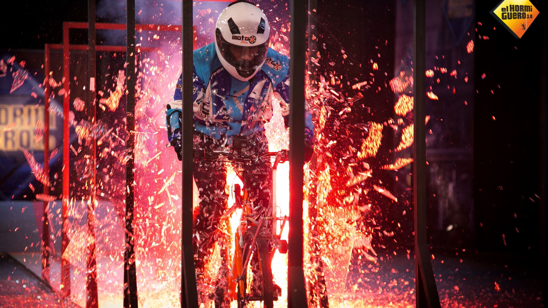 Rub&eacute;n, montado en una bicicleta, destruye siete filas de cristales templados