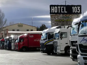 Si hay camiones aparcados, es que se come bien. Si hay camiones aparcados, es que se come bien.