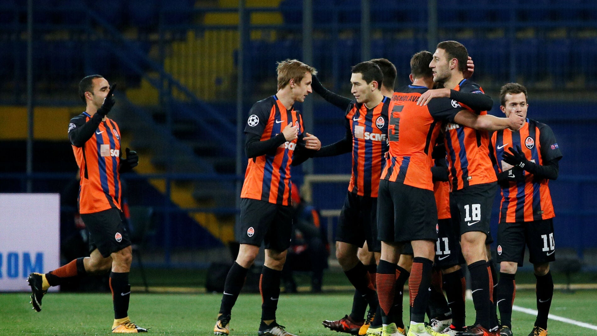 Los jugadores del Shakhtar celebran uno de los goles contra el Feyenoord