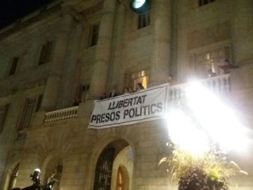Colocan una pancarta de 'Libertad presos políticos' en la fachada del Ayuntamiento de Barcelona