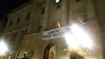 Colocan una pancarta de 'Libertad presos políticos' en la fachada del Ayuntamiento de Barcelona