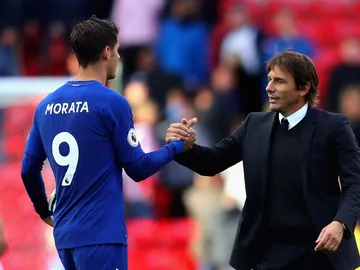 Álvaro Morata se saluda con su técnico Antonio Conte Álvaro Morata se saluda con su técnico Antonio Conte