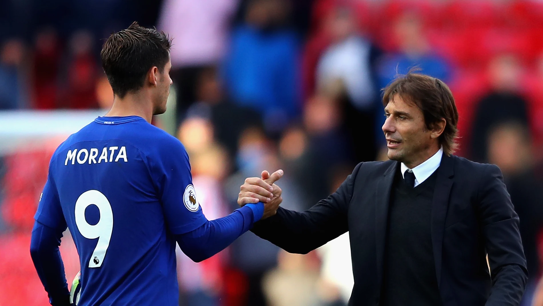 Álvaro Morata se saluda con su técnico Antonio Conte Álvaro Morata se saluda con su técnico Antonio Conte