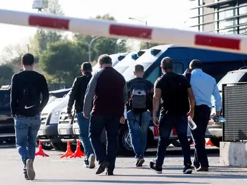 Agentes de la Guardia Civil salen del Complejo Egara Agentes de la Guardia Civil salen del Complejo Egara