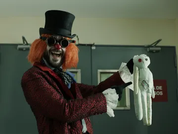 El Profesor se transforma en un siniestro payaso para salvar el mayor atraco de la historia El Profesor se transforma en un siniestro payaso para salvar el mayor atraco de la historia