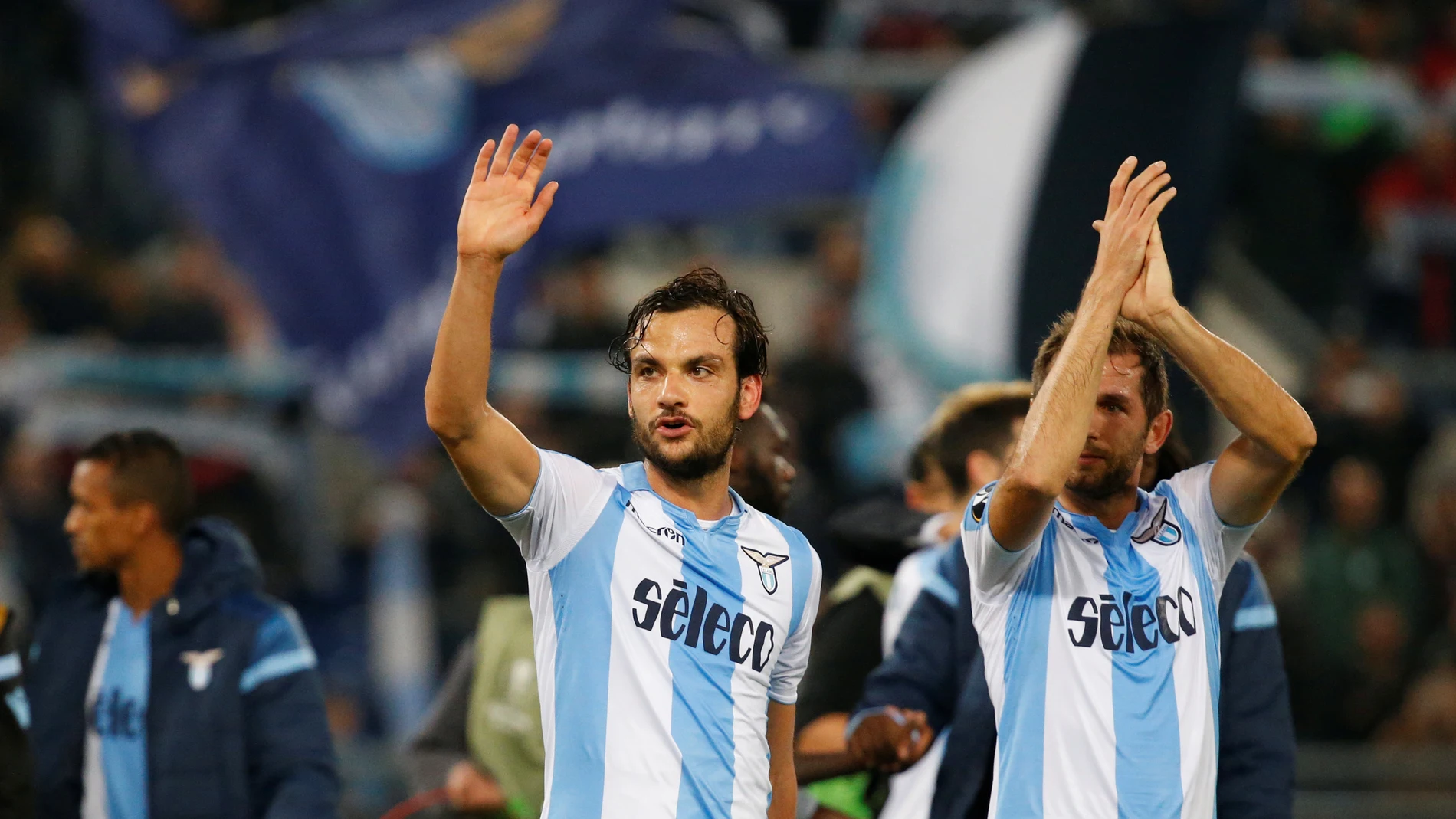 Los jugadores de la Lazio celebran su pase a dieciseisavos Los jugadores de la Lazio celebran su pase a dieciseisavos