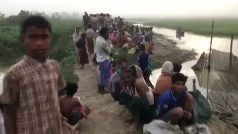 Suu Kyi visita por primera vez Rakáin, de donde han escapado 600.000 rohinyas Suu Kyi visita por primera vez Rakáin, de donde han escapado 600.000 rohinyas