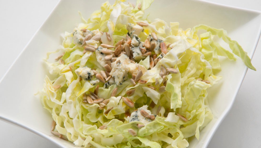 Ensalada de col y queso azul