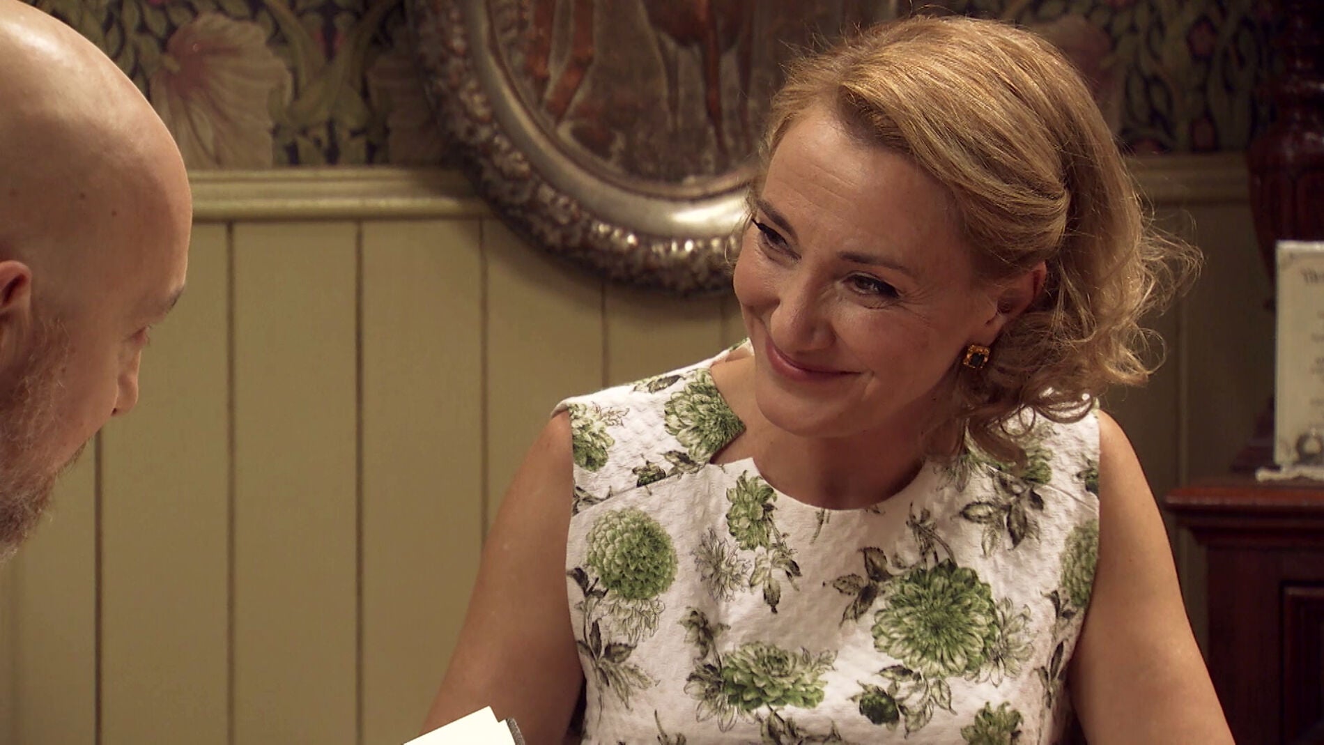 Miradas de complicidad entre Juli&aacute;n y Matilde tras aceptar su proposici&oacute;n