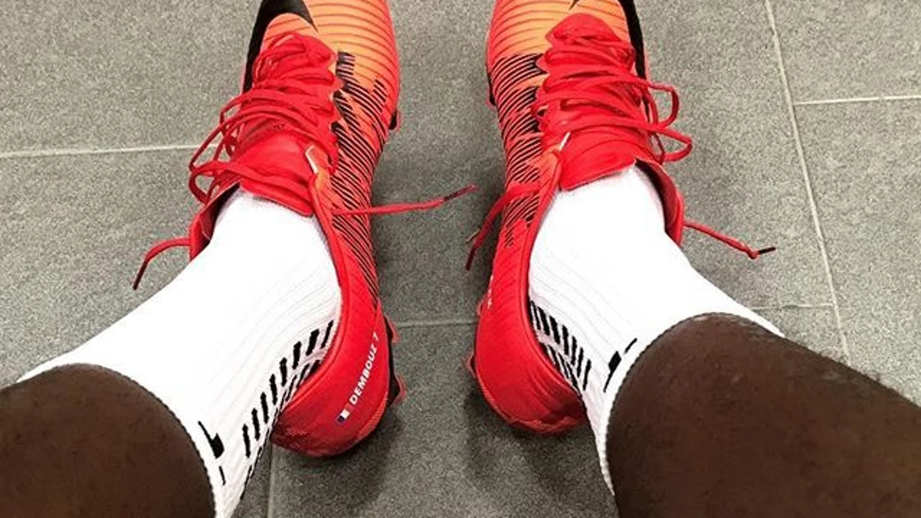 Dembelé se calza las botas de fútbol por primera vez tras su lesión Dembelé se calza las botas de fútbol por primera vez tras su lesión