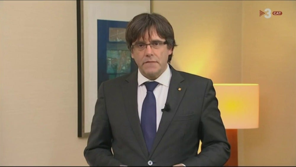 Puigdemont denuncia desde Bélgica que la encarcelación de los exconsellers "es un golpe contra las elecciones del 21-D"