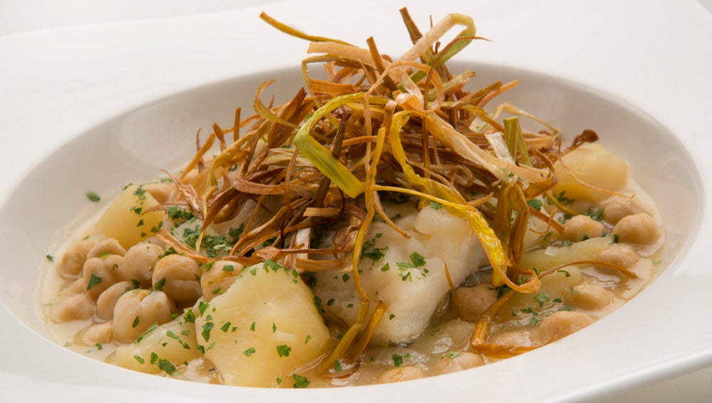 Bacalao con patatas y garbanzos