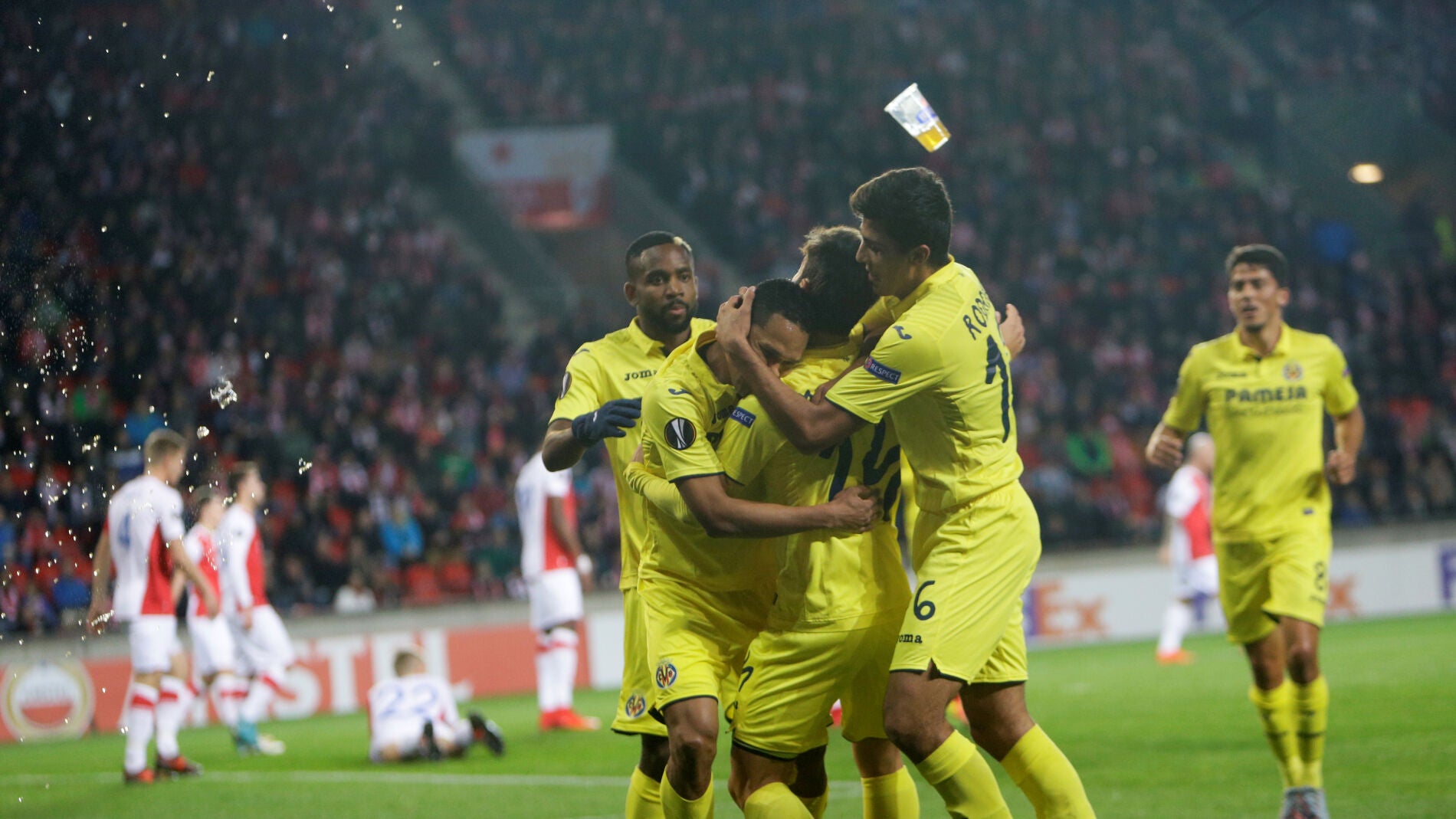 Los jugadores del Villarreal celebran el 0-1 ante el Slavia de Praga